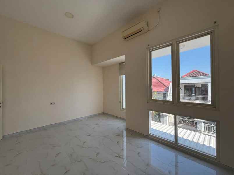 dijual rumah 2 lantai di sutorejo dekat raya mulyosari