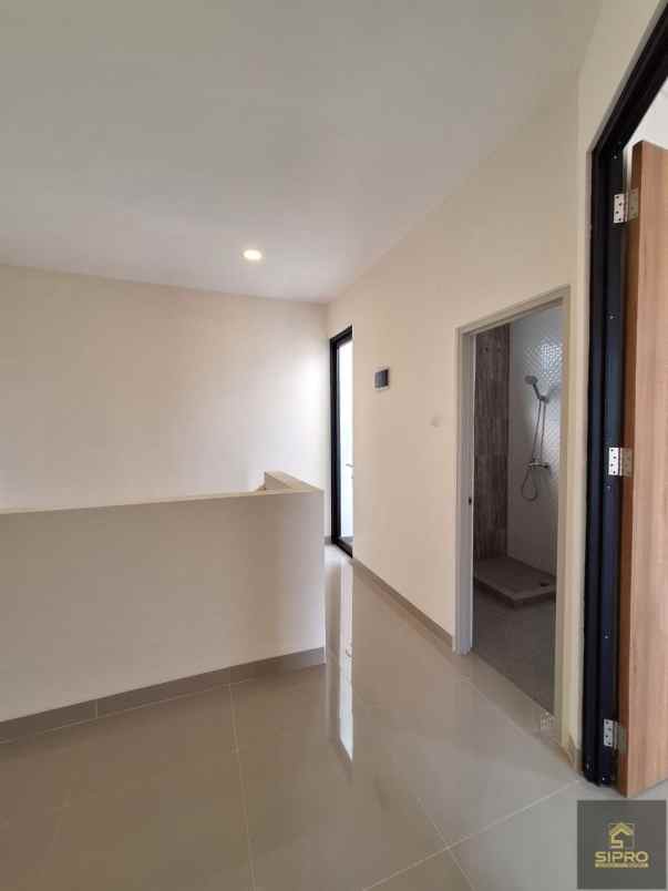 dijual rumah baru 2 lantai di area tangsel