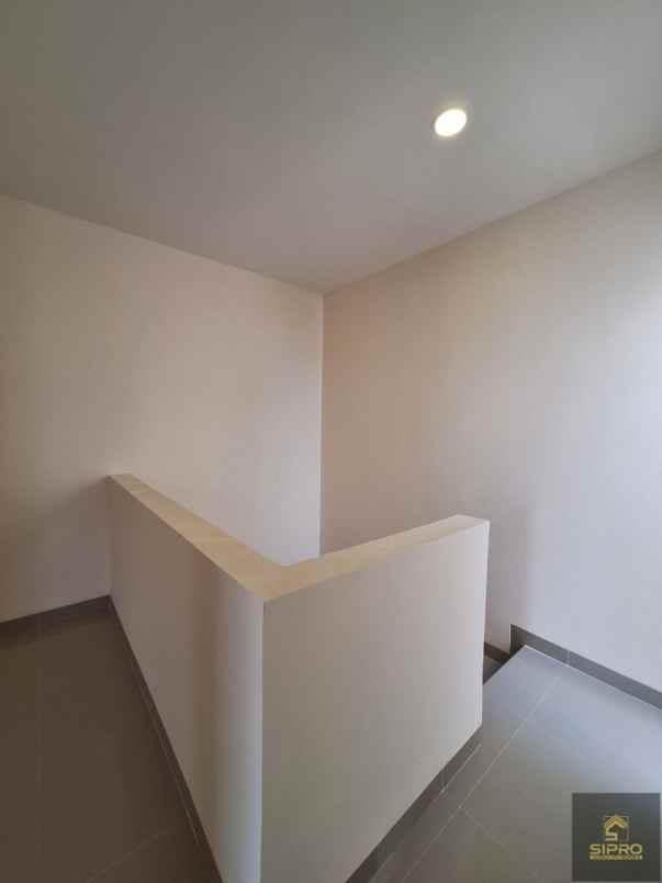 dijual rumah baru 2 lantai di area tangsel