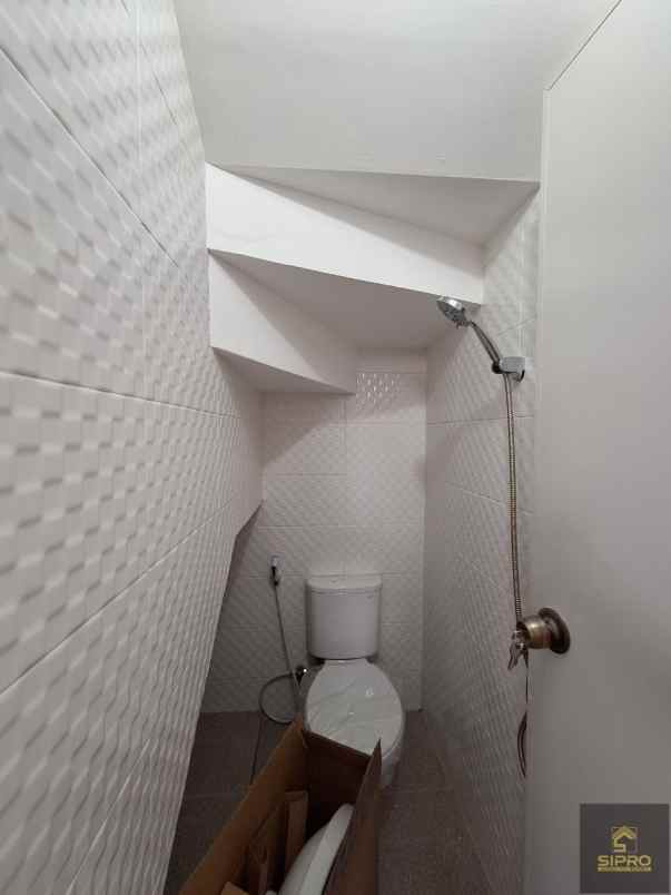 dijual rumah baru 2 lantai di area tangsel