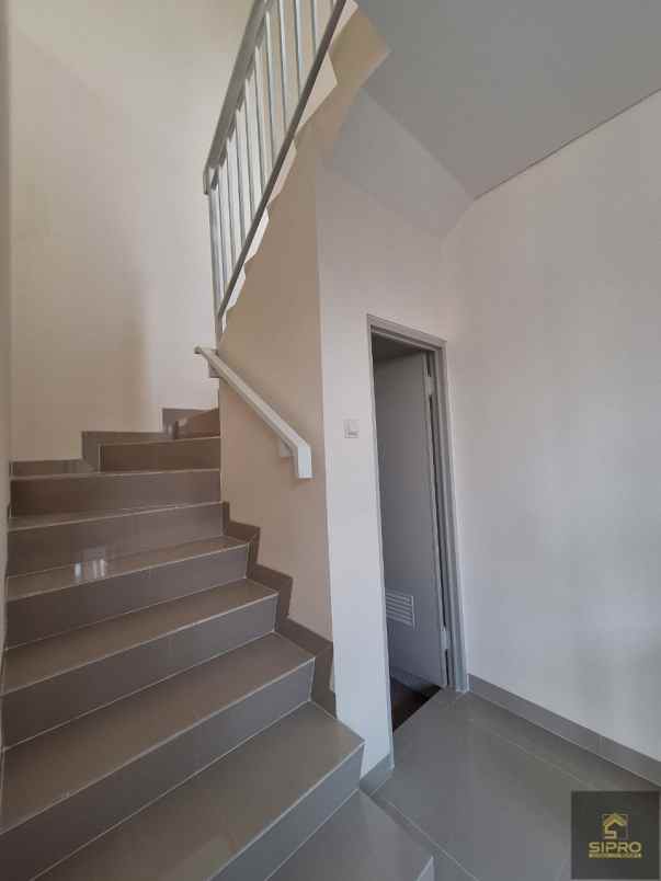 dijual rumah baru 2 lantai di area tangsel