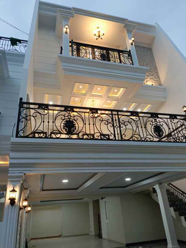 dijual rumah baru 3 lantai di sadar raya jagakarsa