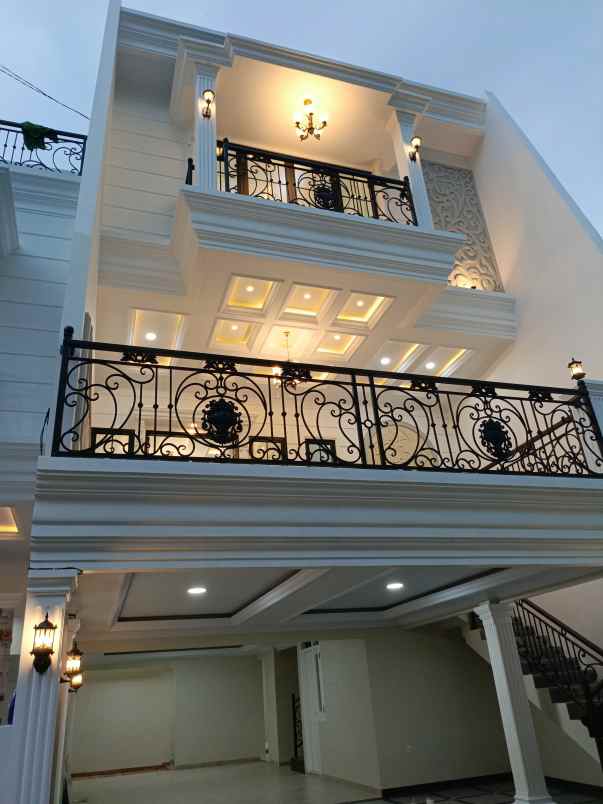 dijual rumah baru 3 lantai di sadar raya jagakarsa