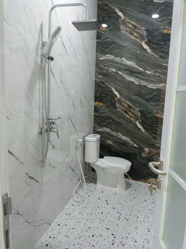 dijual rumah baru 3 lantai di sadar raya jagakarsa