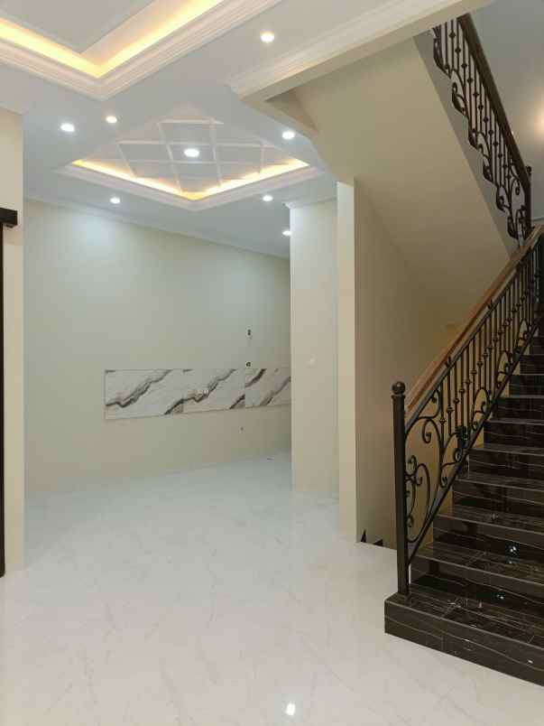 dijual rumah baru 3 lantai di sadar raya jagakarsa