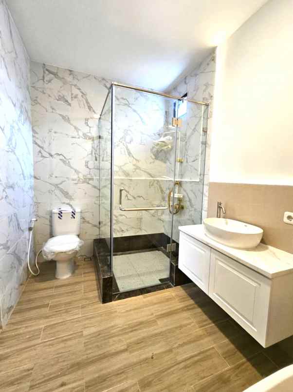 dijual rumah cluster thames jgc jakarta
