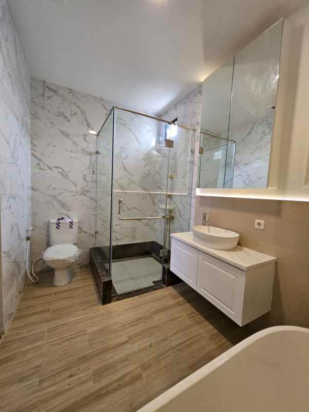 dijual rumah cluster thames jgc jakarta