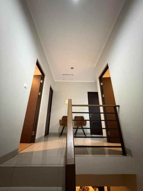 dijual rumah dekat mall di burgundy summarecon bekasi