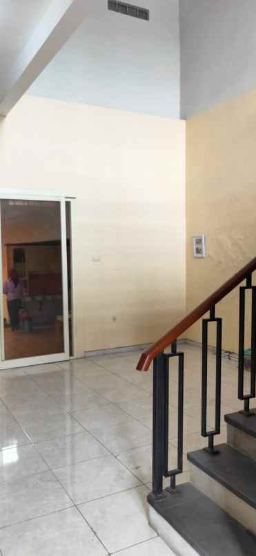 dijual rumah di kutisari indah utara