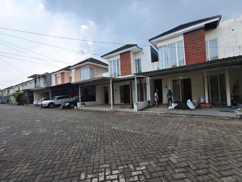 dijual rumah evergreen de parc