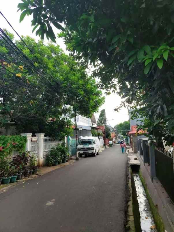 dijual rumah gedung sucofindo jln raya