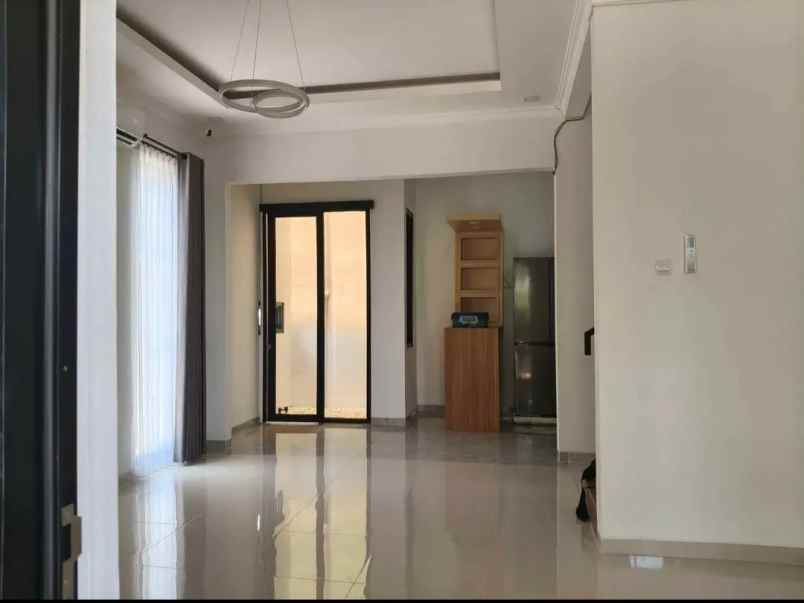 dijual rumah grafika raya