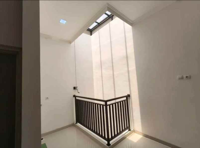 dijual rumah grafika raya