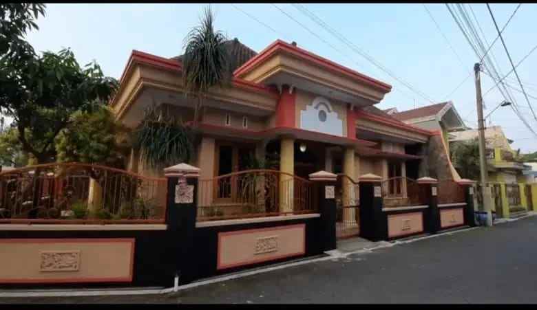 dijual rumah jalan bunga bunga suhat