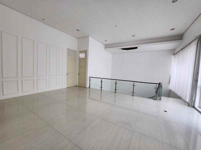 dijual rumah jalan graha famili