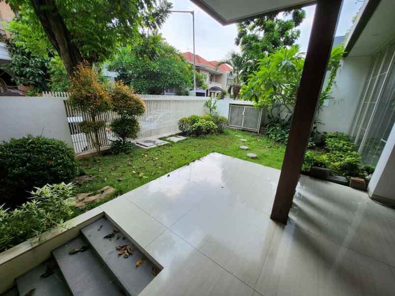 dijual rumah jalan graha famili