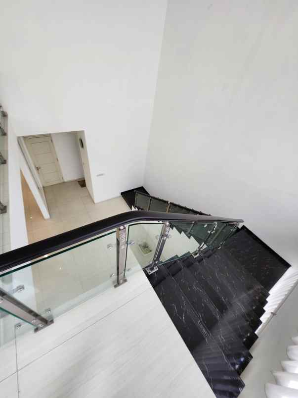 dijual rumah jalan graha famili