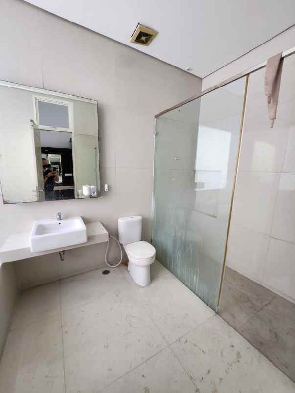 dijual rumah jalan graha famili