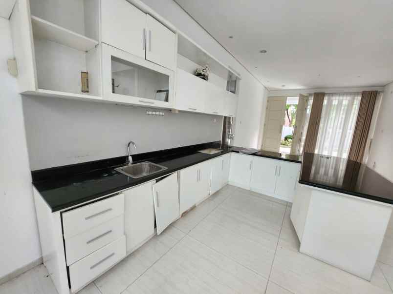 dijual rumah jalan graha famili