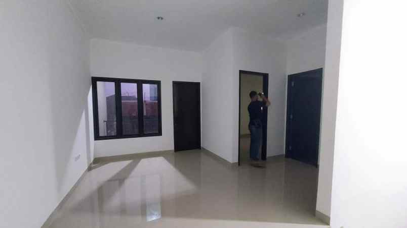 dijual rumah jalan raya mega cinere
