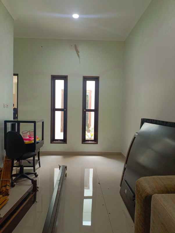 dijual rumah jalan raya veteran kampus