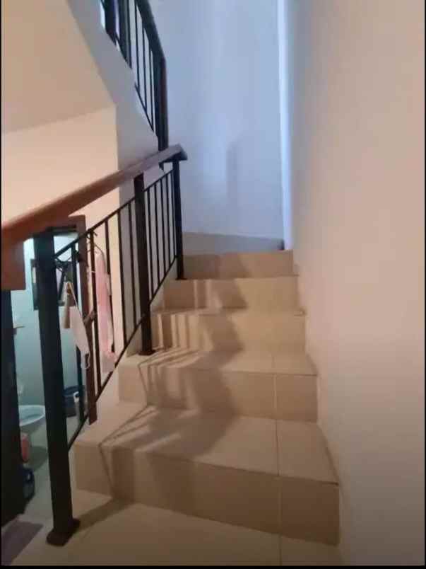 dijual rumah jl bsd raya vanya park