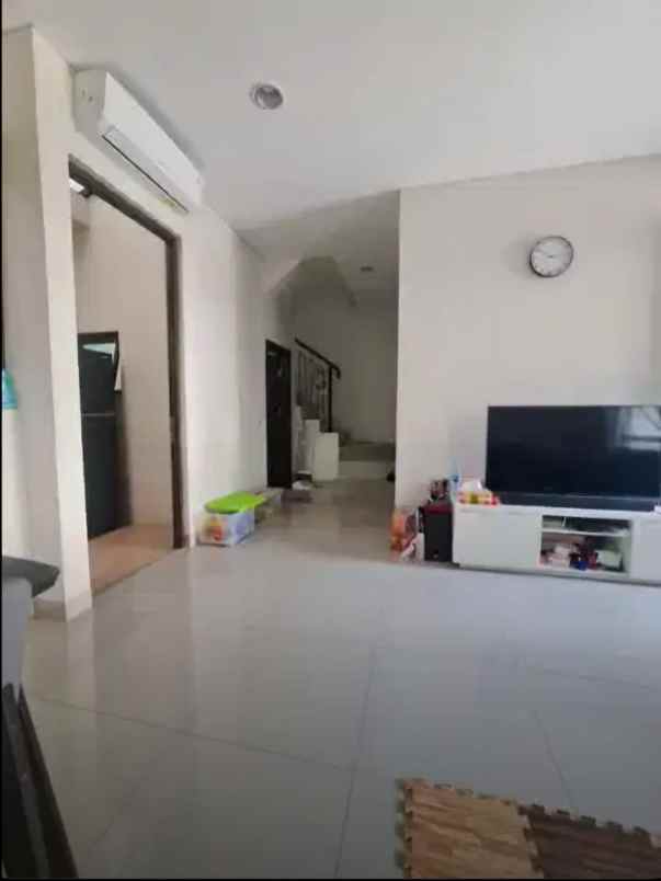 dijual rumah jl bsd raya vanya park