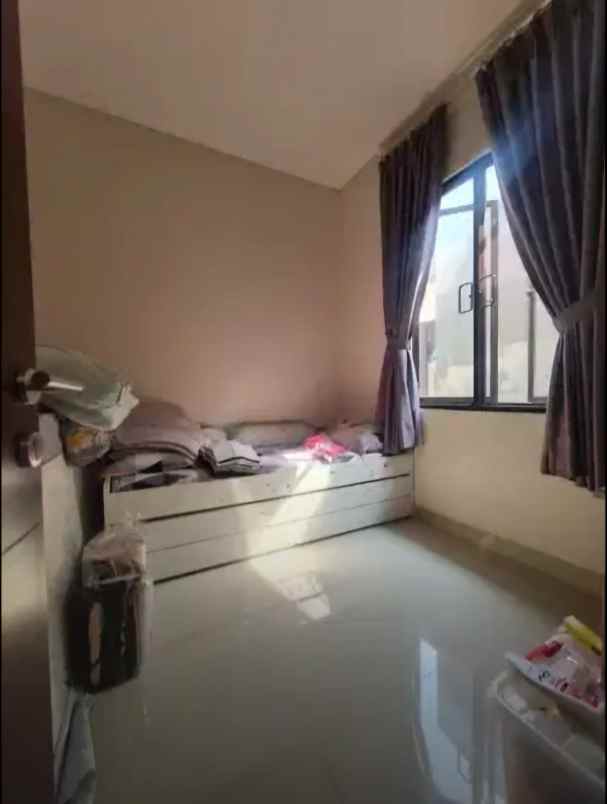 dijual rumah jl bsd raya vanya park