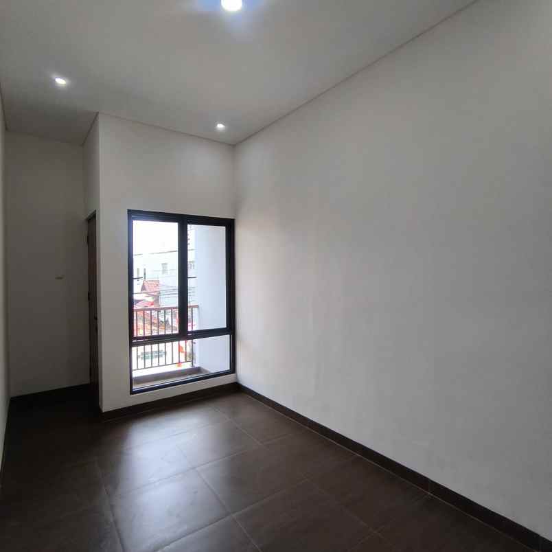 dijual rumah jl cipinang kebembem