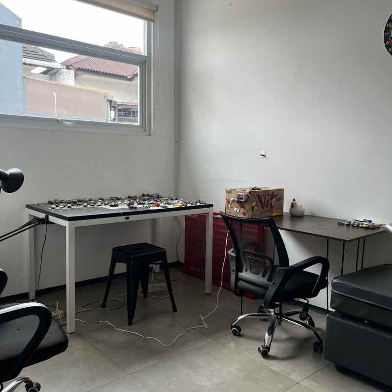 dijual rumah jl karawitan solontongan