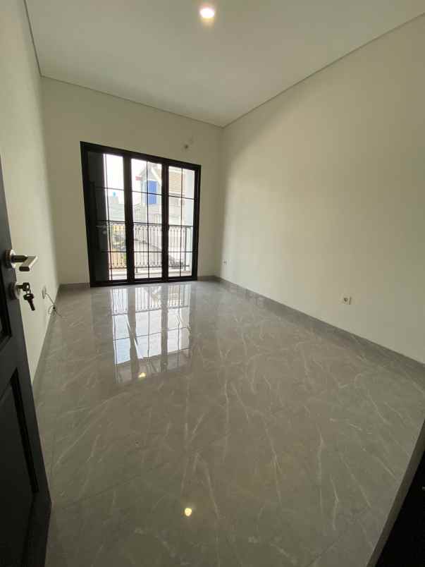 dijual rumah karang tengah jakbar tgr