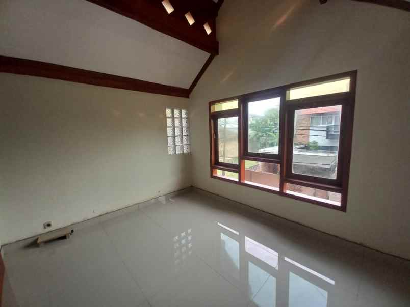 dijual rumah kiarasari permai