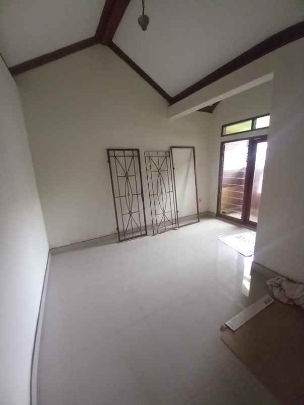 dijual rumah kiarasari permai