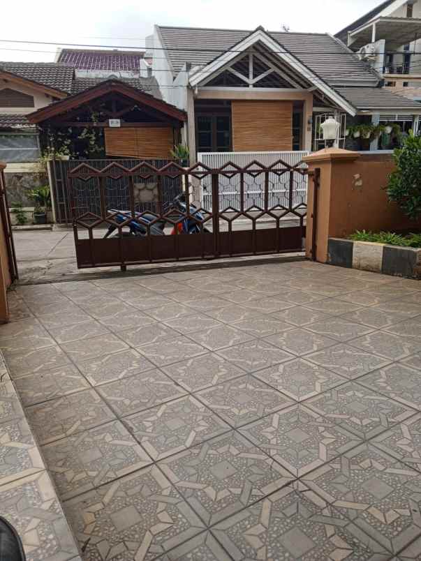 dijual rumah komplek binamarga kranji