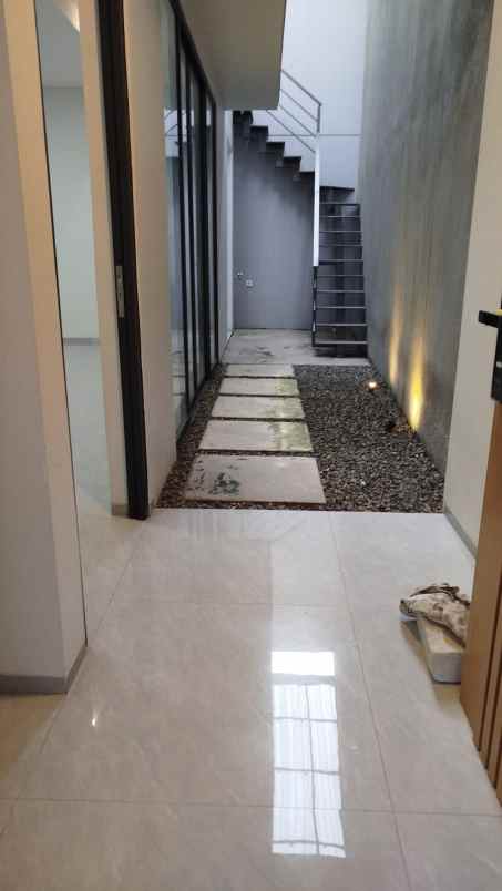 dijual rumah komplek elit setra duta