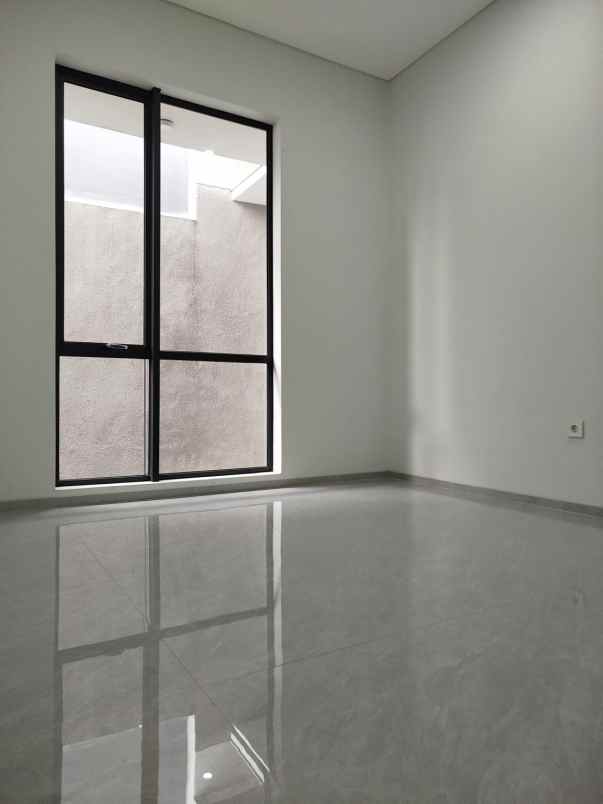 dijual rumah komplek elit setra duta