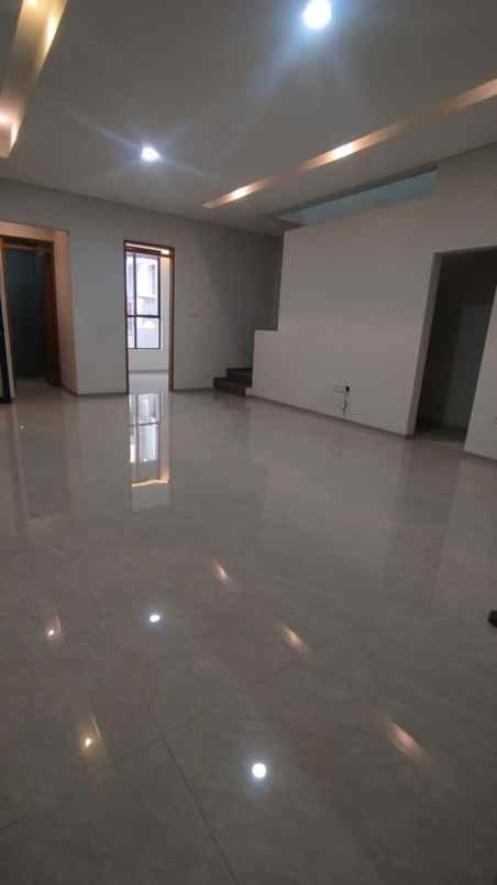 dijual rumah komplek elit setra duta