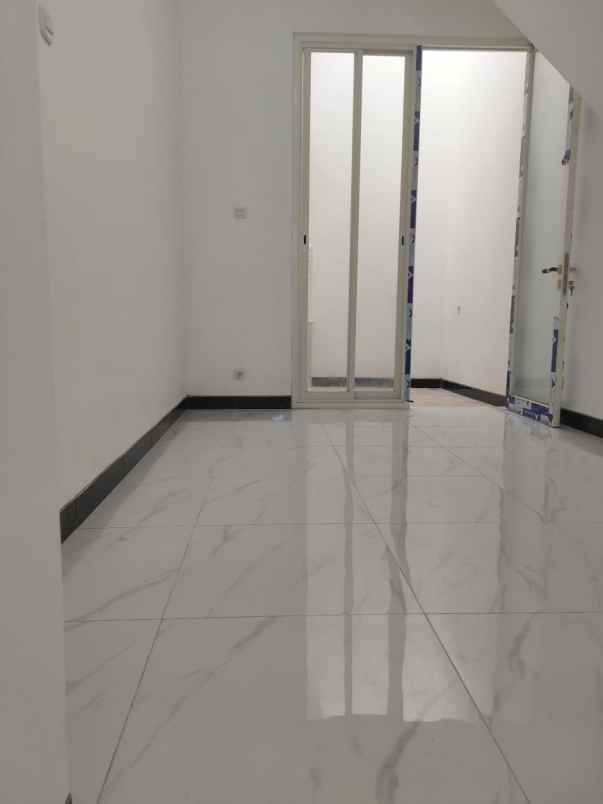 dijual rumah mulyosari utara