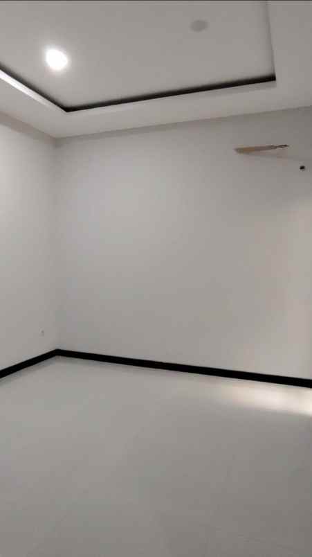 dijual rumah mulyosari utara