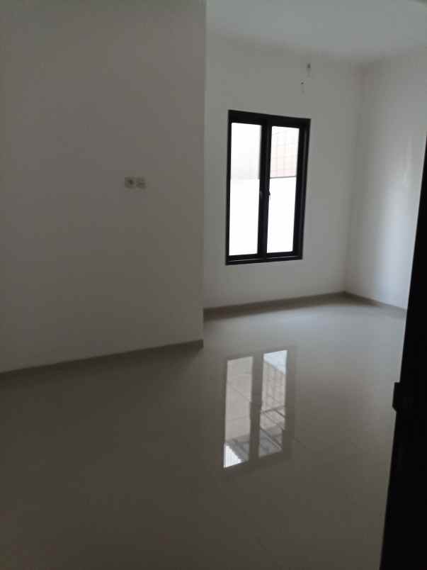 dijual rumah nirwana eksekutif