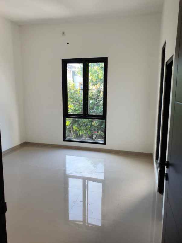 dijual rumah nirwana eksekutif