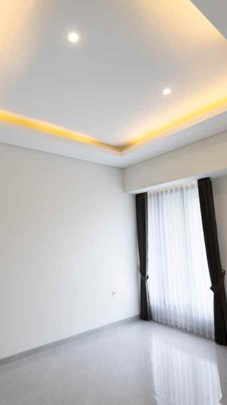 dijual rumah pakuwon city