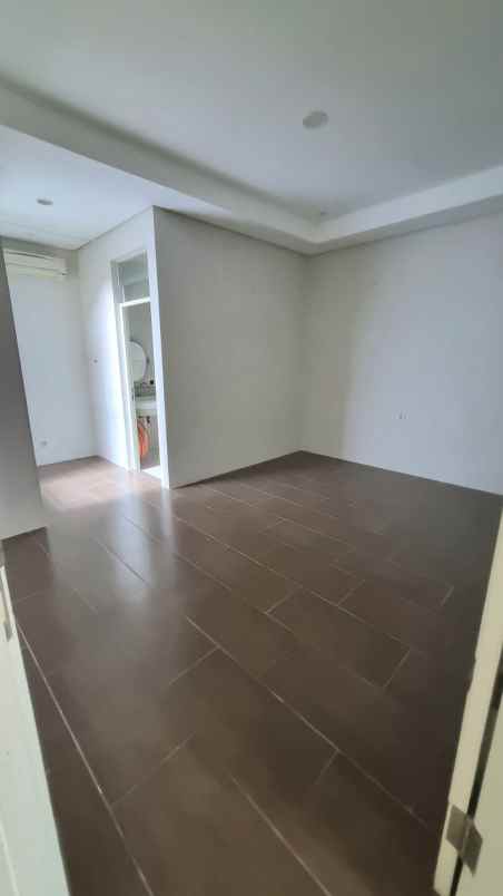 dijual rumah pakuwon city
