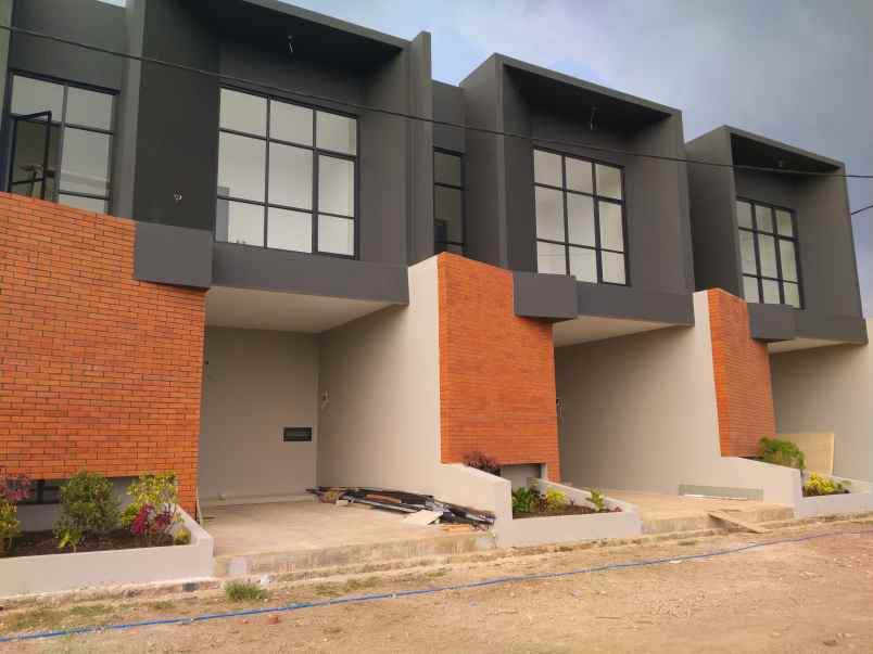 dijual rumah permana