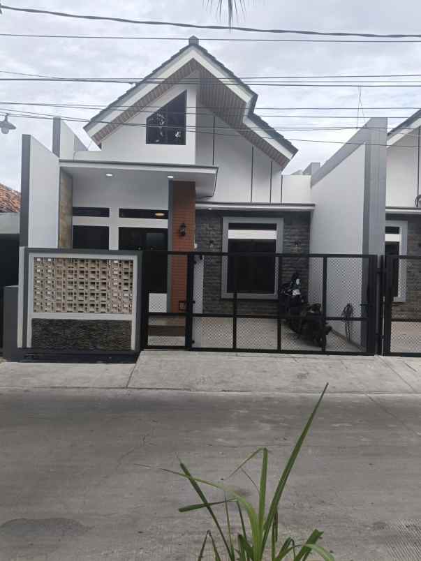 dijual rumah perum barata