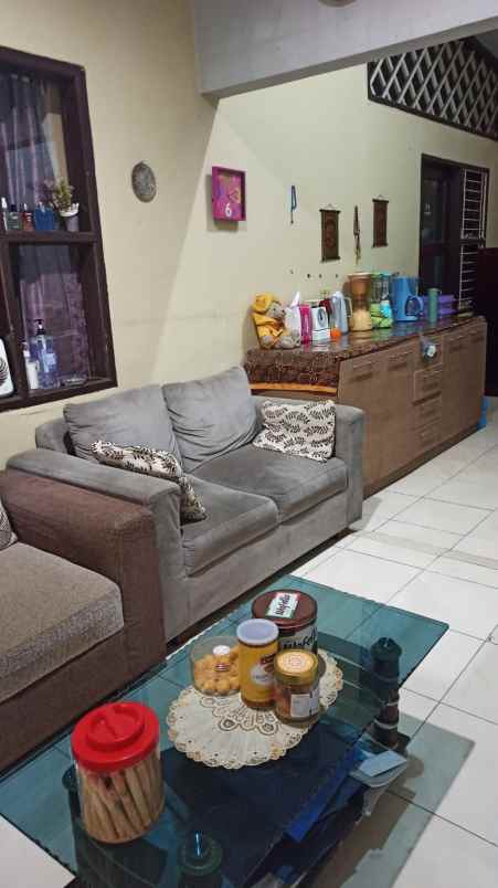 dijual rumah perum taman serua