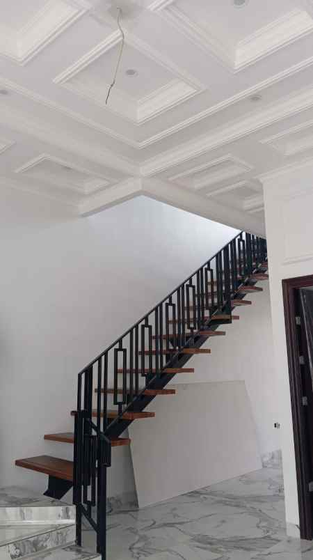 dijual rumah perumahan jatinegara indah