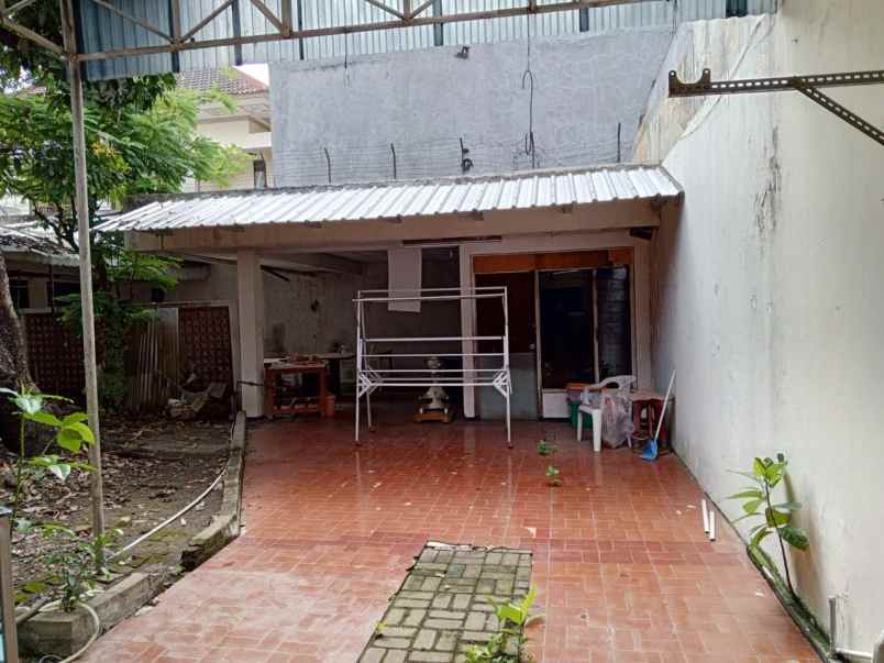 dijual rumah raya dharmahusada indah