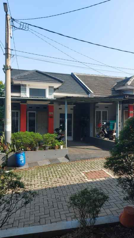 dijual rumah semi furnish dekat stasiun depok baru