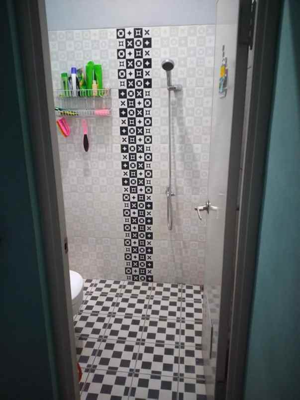 dijual rumah semi furnish dekat stasiun depok baru